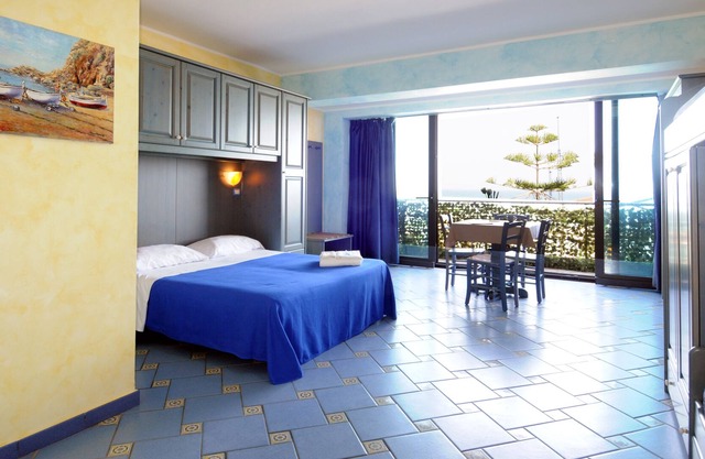 Studio a stone's throw from the sea