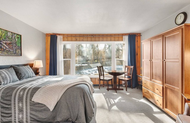 Studio along the Deschutes River and Trail!