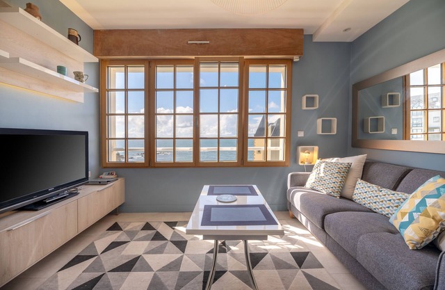 Studio Apartment 'Plein Sud Vue Sur Mer' with Sea View, Shared Terrace and Shared Garden