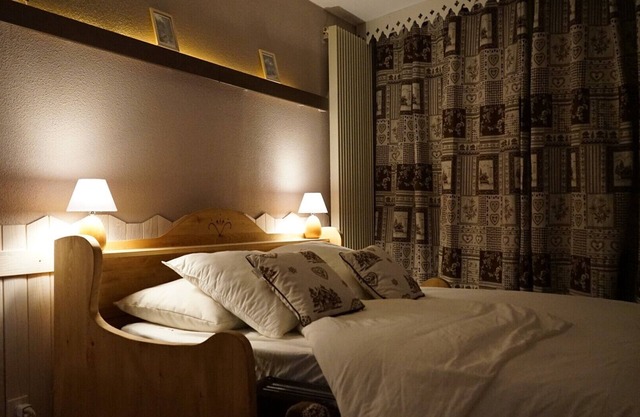 STUDIO APARTMENT SLEEPS 4, BALCONY, HEART OF RESORT, ALL COMFORTS