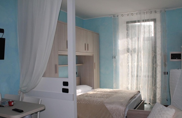 STUDIO APARTMENT 3 PAX, SELF CHECK IN, BUS A FEW STEPS, FREE WIFI WITH A / C