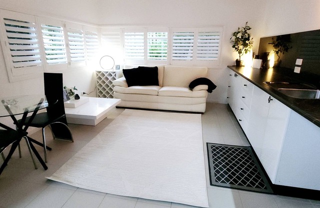 Studio apartment a stones throw from the beach!