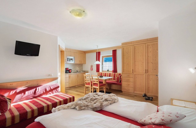 Studio Apartment 'Apartment Plaies' with Mountain View, Shared Garden and Wi-Fi