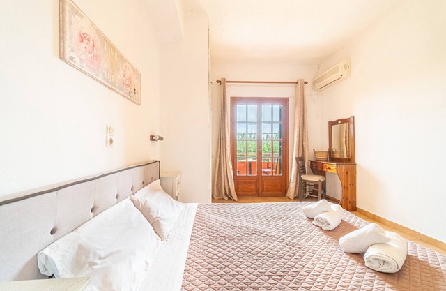 Studio Apartment "Arianna Studio Ground Floor 2" with Sea View, Shared Pool & Wi-Fi