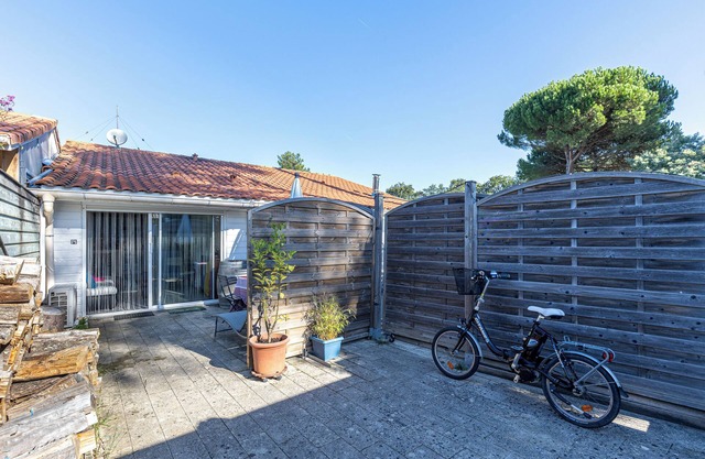 Studio Apartment 'Cap Breton' with Private Terrace, Wi-Fi and Air Conditioning