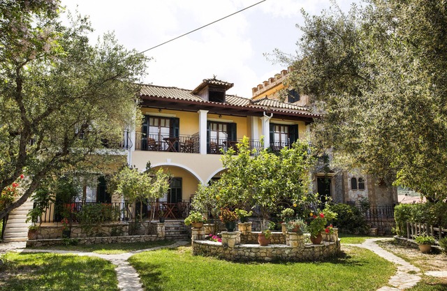 Studio Apartment 'Castellos Bellos 3' with Shared Garden, Wi-Fi and Air Conditioning