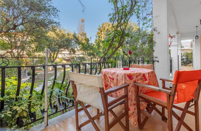 Studio Apartment 'Castellos Bellos 1' with Shared Garden, Wi-Fi and Air Conditioning