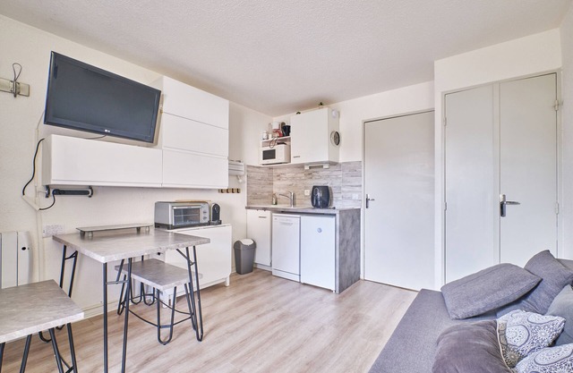 Studio Apartment 'Les 2 Alpes' with Mountain View & Balcony
