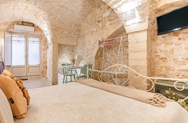 Studio Apartment 'Carman House' with Wi-Fi and Air Conditioning