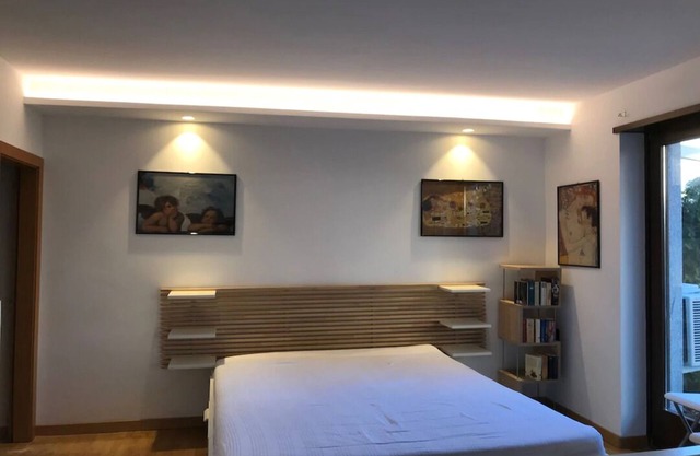 Studio apartment 200 meters from the lake and the center with underground parking space