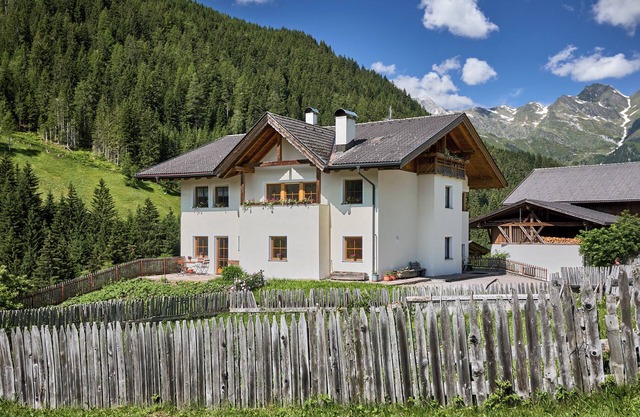 Studio Apartment "Jaufenspitze Blasighof" with Mountain View, Wi-Fi & Garden