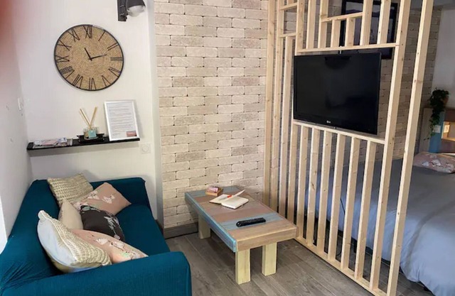 Studio Apartment 'La Noisette' with Private Terrace, Private Garden and Wi-Fi