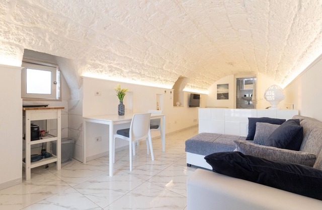 Studio Apartment 'La Porta Sul Mare - Ancora' with Shared Terrace, Wi-Fi and Air Conditioning