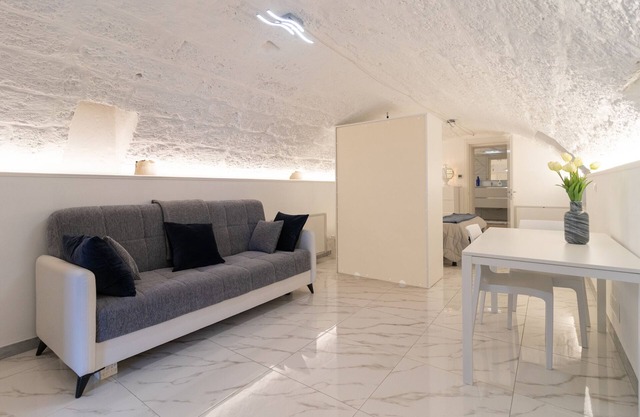 Studio Apartment 'La Porta Sul Mare- Timone' with Shared Terrace, Wi-Fi and Air Conditioning