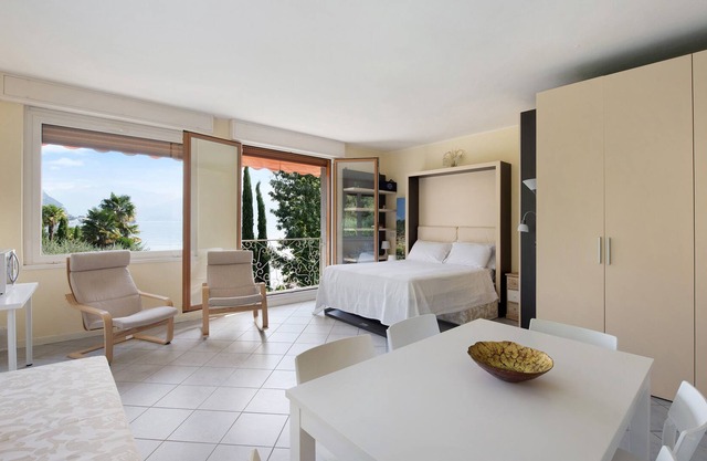 Studio Apartment 'L'Orizzonte sul Lago' with Lake View, Wi-Fi and Air Conditioning