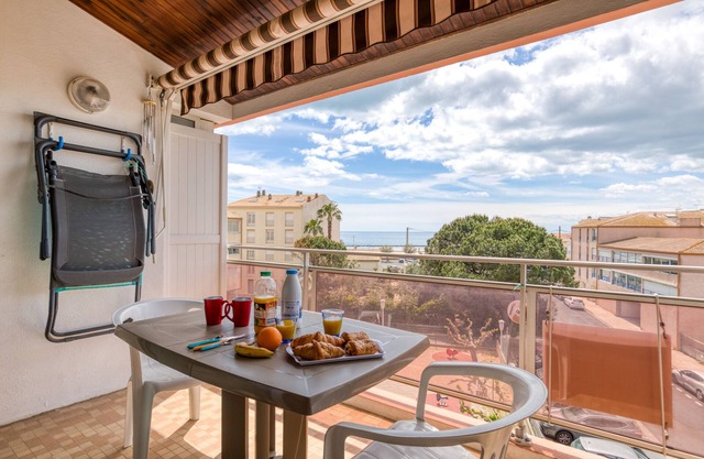Studio Apartment 'Les Ptits Loups, Le Grau D'agde' with Sea View and Air Conditioning