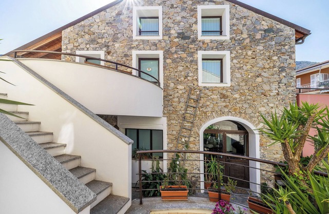 Studio Apartment 'Melograno Agriturismo La Ferla' with Wi-Fi and Air Conditioning