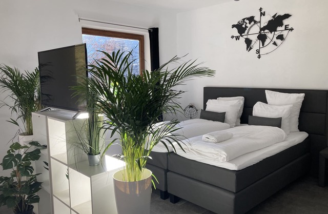 Studio Apartment mit Balkon, am See mit Privat Badestrand. Haustierfreundlich!