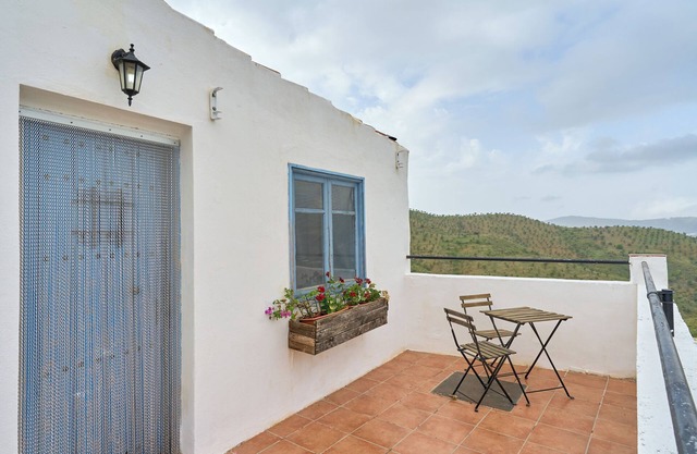 Studio Apartment 'The Vine' with Mountain View, Shared Pool and Wi-Fi