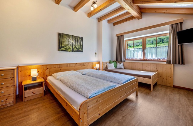 Studio Apartment 'Urthalerhof Landhaus' with Mountain View, Shared Garden and Wi-Fi