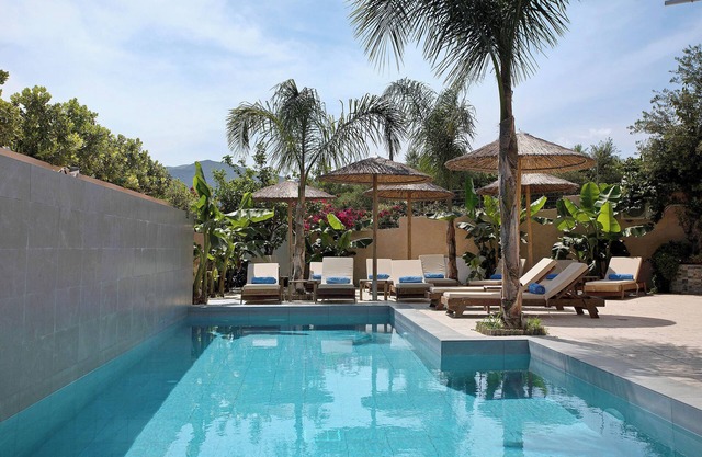 Studio Apartment 'Villa Dionysia 11' with Shared Pool, Wi-Fi and Air Conditioning