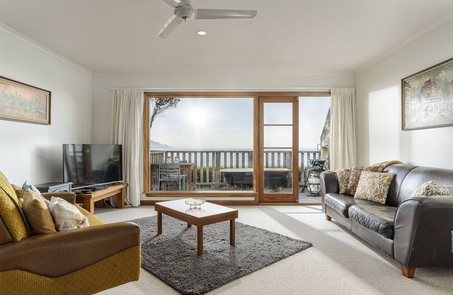 Studio apartment with panoramic mountain and sea views