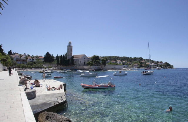 Studio apartment with terrace, pool access, Hvar town