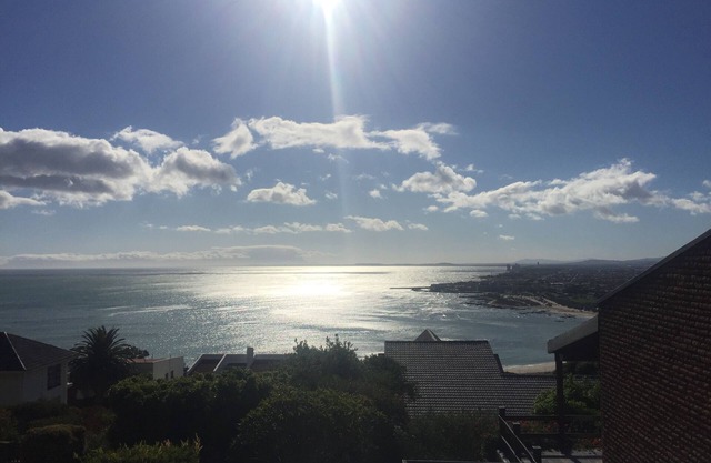Studio apartment with sea view and direct view of Table Mountain