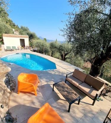 Studio avec piscine et vue panoramique à Gilette