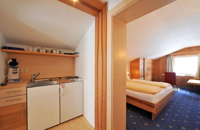 Studio, bathtub, south - Pension-Appartements Bergkristall