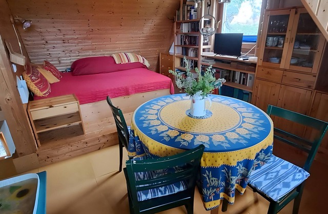 Studio 'Bird's Nest' with Shared Terrace and Shared Garden