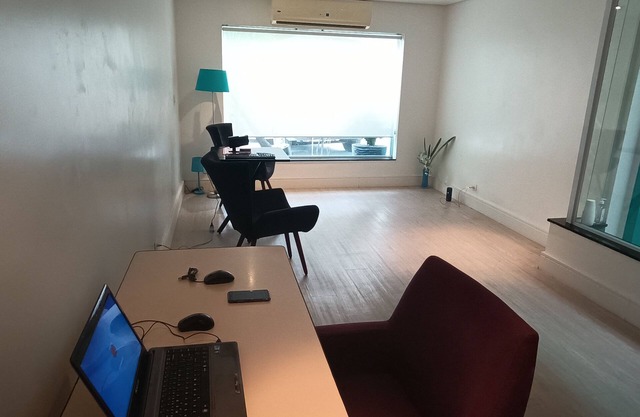 Studio space (up to 2 people) in an upscale and safe neighborhood!