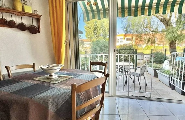 STUDIO cabin sleeps 2 in LA LONDE LES MAURES