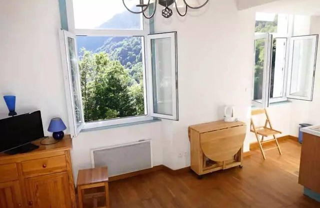 Studio cabin with mountain view garage