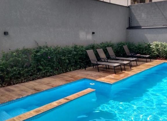 Studio Descolado na Liberdade - Prédio com piscina