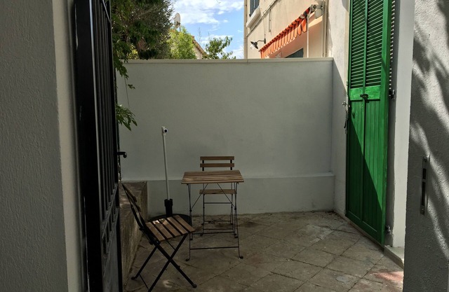 Studio EN REZ de Jardin Avec sa Petite Terrasse Privative