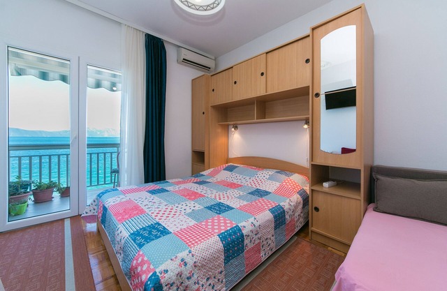Studio flat near beach Brist, Makarska (AS-15714-a)