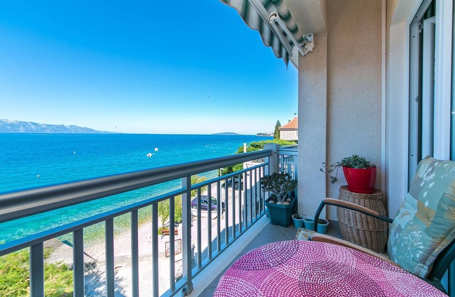 Studio flat near beach Brist, Makarska (AS-15714-b)