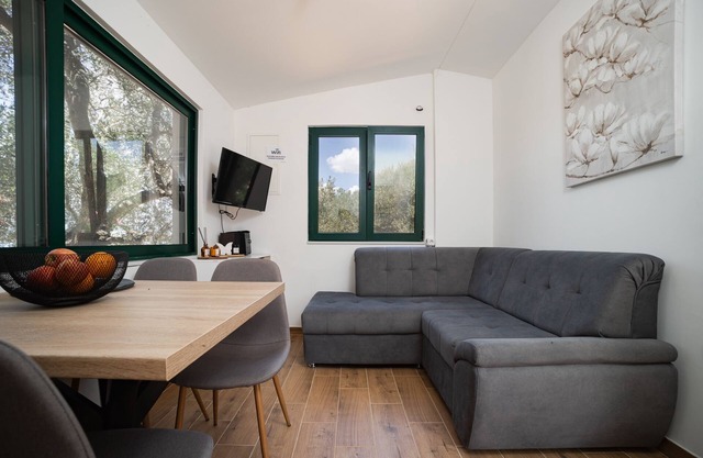 Studio flat near beach Cove Modrave, Šibenik (AS-20191-a)