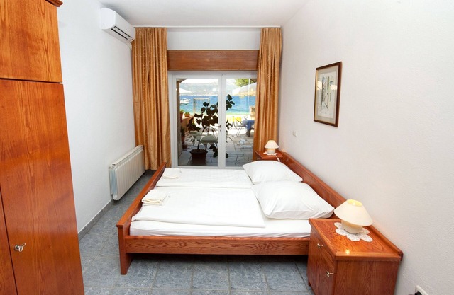 Studio flat near beach Slatine, Čiovo (AS-10435-a)