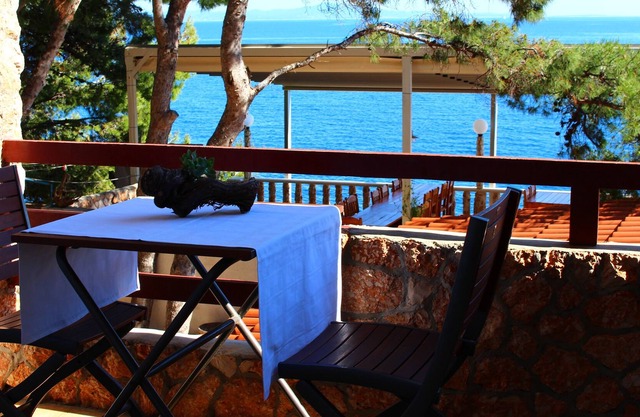 Studio flat near beach Sveta Nedilja, Hvar (AS-13176-a)