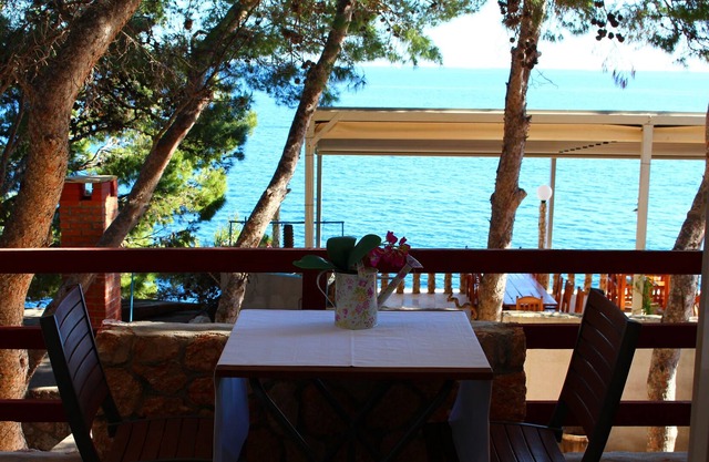 Studio flat near beach Sveta Nedilja, Hvar (AS-13176-b)