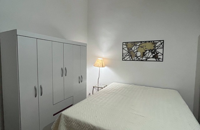 Studio flat with kitchen in central area with air conditioning and garage