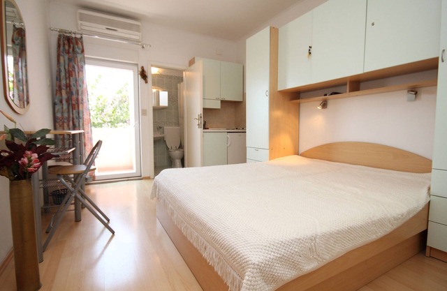 Studio flat with balcony and sea view Makarska (AS-6693-b)