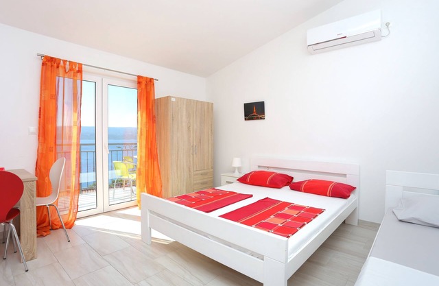 Studio flat with balcony and sea view Stanići, Omiš (AS-17894-c)