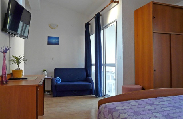 Studio flat with balcony and sea view Drvenik Donja vala, Makarska (AS-6756-a)