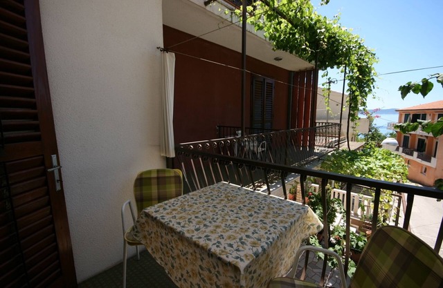 Studio flat with balcony and sea view Podgora, Makarska (AS-6683-a)
