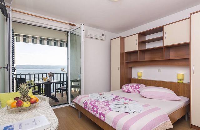 Studio flat with balcony and sea view Brela, Makarska (AS-11687-c)