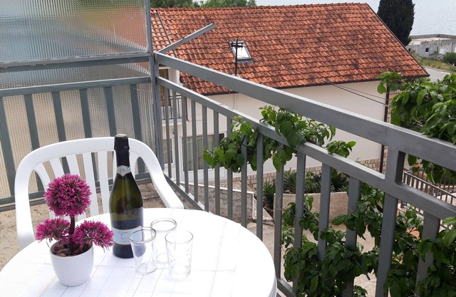 Studio flat with balcony and sea view Podaca, Makarska (AS-6745-b)