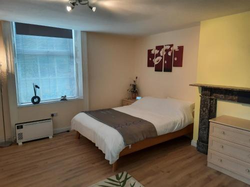 studio flat with on-site parking & pet friendly